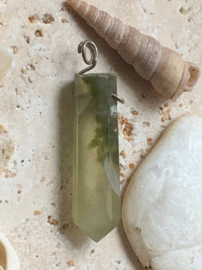 Jade ! Pendentif unique en Argent d'une pierre rare, 32 mm de hauteur x 6 de largeur x 5 d'épaisseur. Vendu avec cordon réglable de couleur noire. Fait par Gen & Zen !