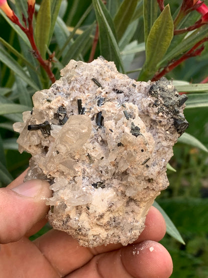 Tourmaline verte/ Verdélite sur cristal de quartz, spécimen naturel de 80 x 62 x 60 mm - 267 grammes environ. D’innombrables cristaux sur macle !