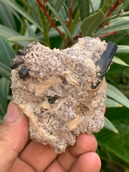 Tourmaline verte/ Verdélite sur cristal de quartz, spécimen naturel de 80 x 62 x 60 mm - 267 grammes environ. D’innombrables cristaux sur macle !