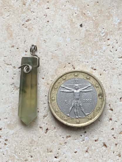 Jade ! Pendentif unique en Argent d'une pierre rare, 32 mm de hauteur x 6 de largeur x 5 d'épaisseur. Vendu avec cordon réglable de couleur noire. Fait par Gen & Zen !