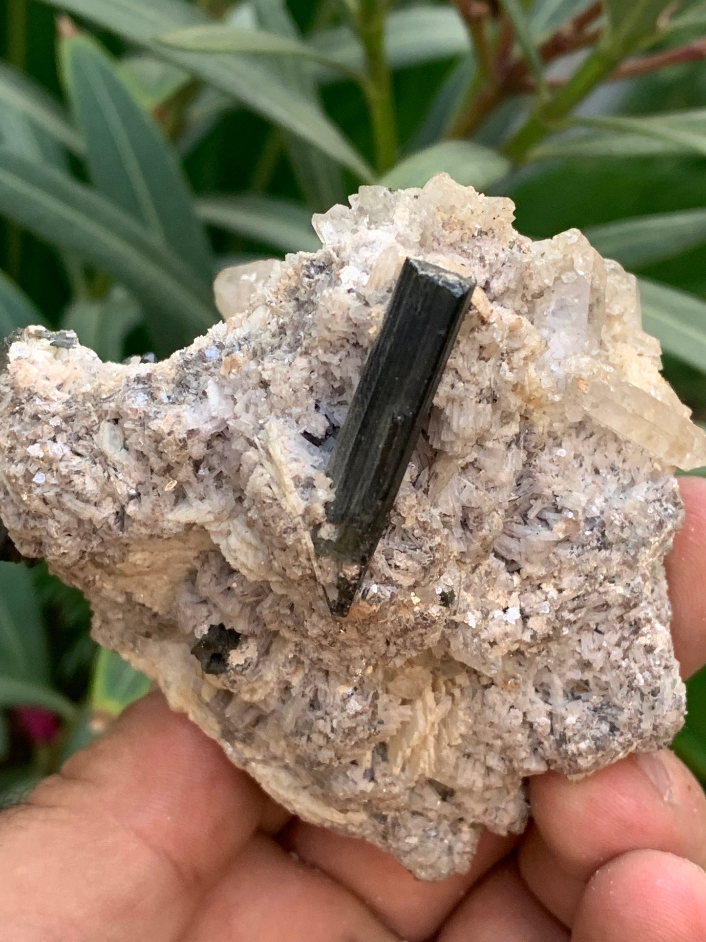 Tourmaline verte/ Verdélite sur cristal de quartz, spécimen naturel de 80 x 62 x 60 mm - 267 grammes environ. D’innombrables cristaux sur macle !