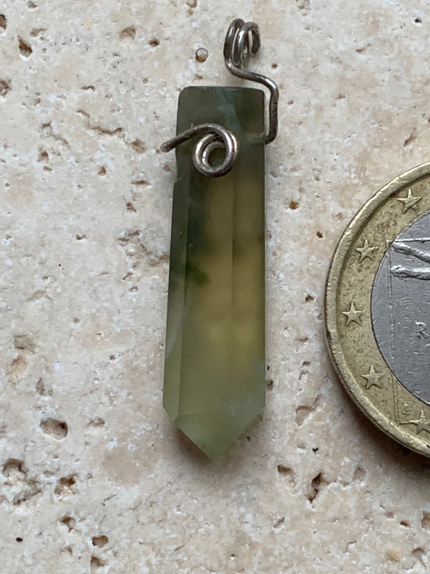 Jade ! Pendentif unique en Argent d'une pierre rare, 32 mm de hauteur x 6 de largeur x 5 d'épaisseur. Vendu avec cordon réglable de couleur noire. Fait par Gen & Zen !