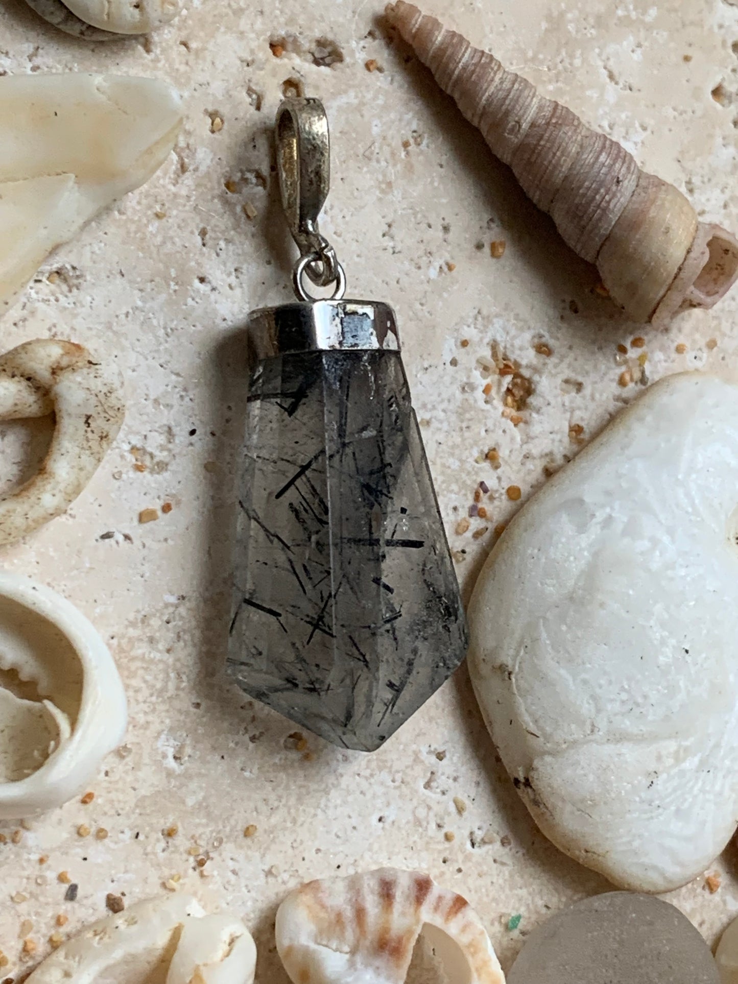 Cristal de roche/ quartz avec inclusions de tourmaline noire ! Pendentif en Argent, 38 mm de hauteur x 14 de largeur x 7 d'épaisseur. Vendu avec cordon réglable de couleur noire ! Un bijou unique, pour ceux qui aiment marcher entre lumière et mystère.