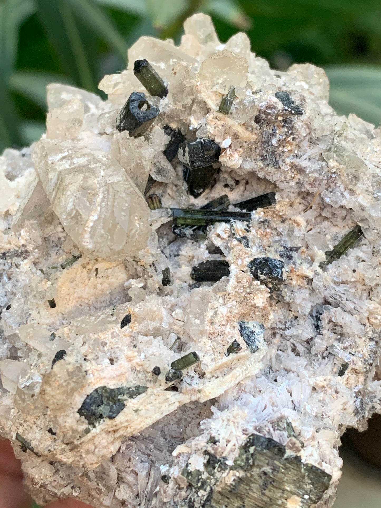 Tourmaline verte/ Verdélite sur cristal de quartz, spécimen naturel de 80 x 62 x 60 mm - 267 grammes environ. D’innombrables cristaux sur macle !