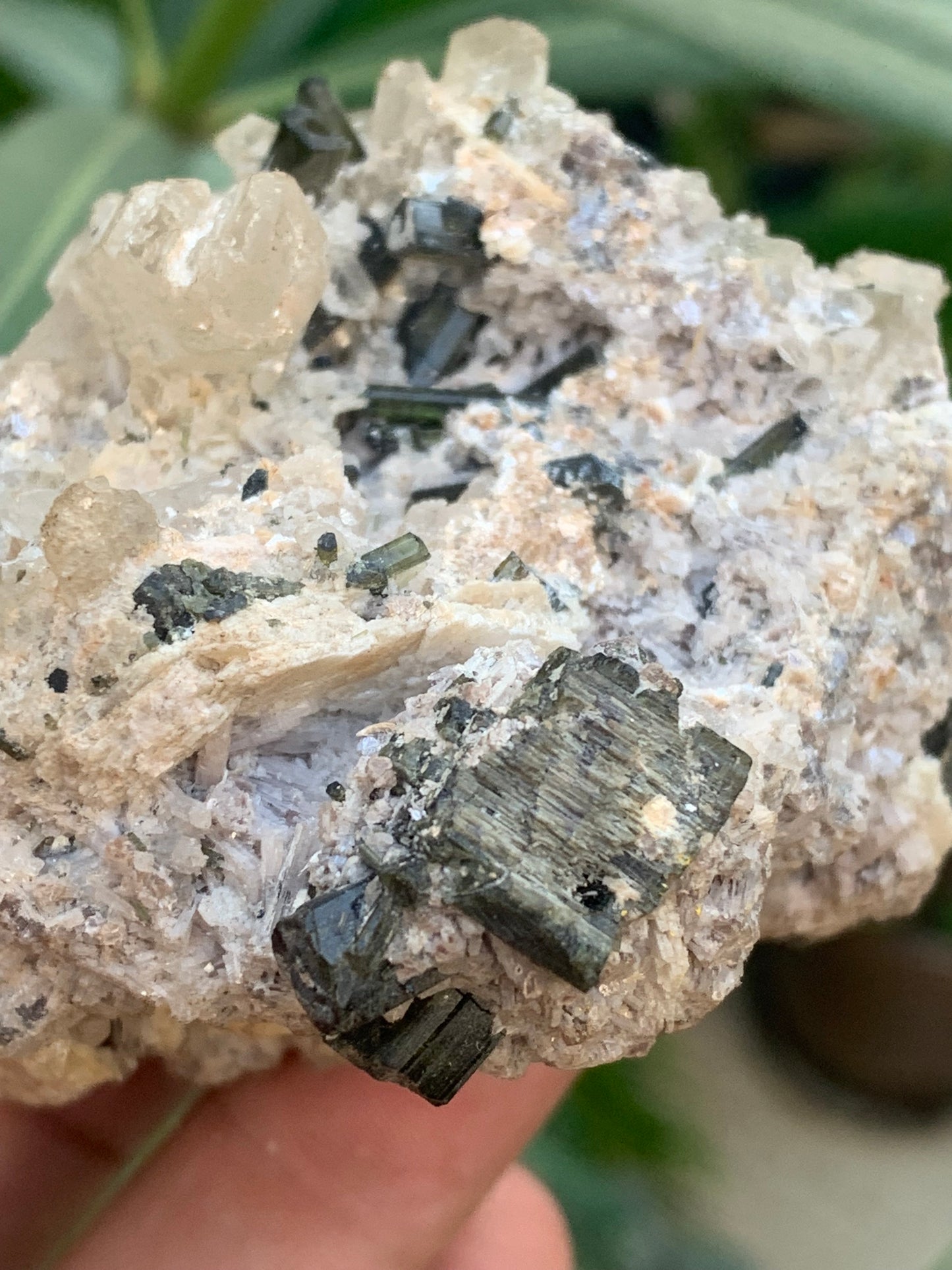 Tourmaline verte/ Verdélite sur cristal de quartz, spécimen naturel de 80 x 62 x 60 mm - 267 grammes environ. D’innombrables cristaux sur macle !