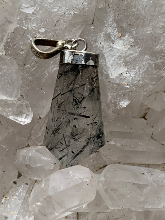 Cristal de roche/ quartz avec inclusions de tourmaline noire ! Pendentif en Argent, 38 mm de hauteur x 14 de largeur x 7 d'épaisseur. Vendu avec cordon réglable de couleur noire ! Un bijou unique, pour ceux qui aiment marcher entre lumière et mystère.
