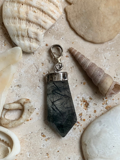 Cristal de roche/ quartz avec inclusions de tourmaline noire ! Pendentif en Argent, 39 mm de hauteur x 12 de largeur x 5 d'épaisseur. Vendu avec cordon réglable de couleur noire !