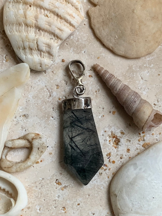 Cristal de roche/ quartz avec inclusions de tourmaline noire ! Pendentif en Argent, 39 mm de hauteur x 12 de largeur x 5 d'épaisseur. Vendu avec cordon réglable de couleur noire !