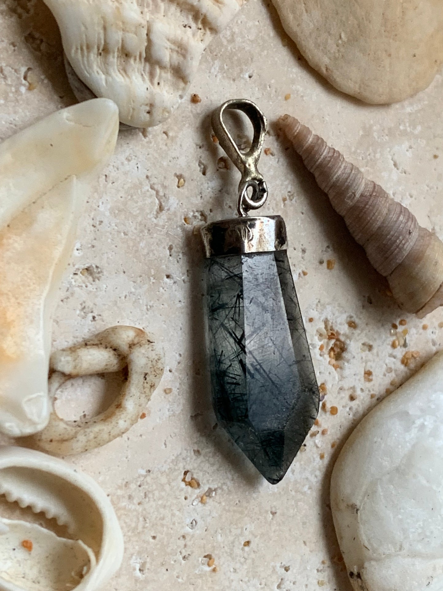 Cristal de roche/ quartz avec inclusions de tourmaline noire ! Pendentif en Argent, 39 mm de hauteur x 12 de largeur x 5 d'épaisseur. Vendu avec cordon réglable de couleur noire !
