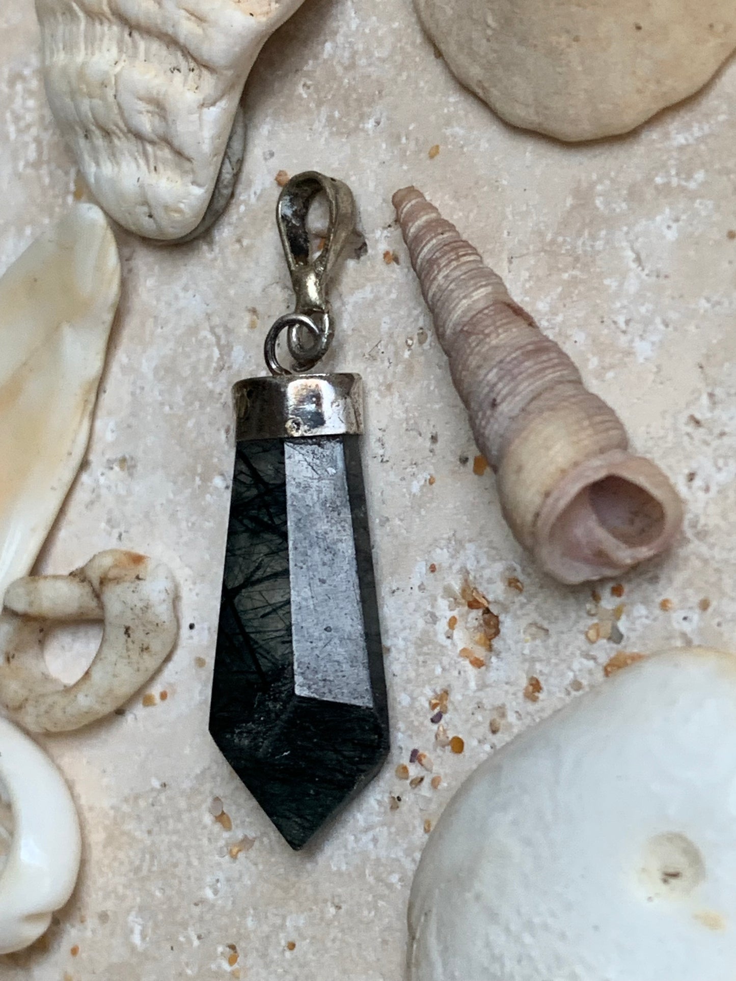 Cristal de roche/ quartz avec inclusions de tourmaline noire ! Pendentif en Argent, 39 mm de hauteur x 12 de largeur x 5 d'épaisseur. Vendu avec cordon réglable de couleur noire !