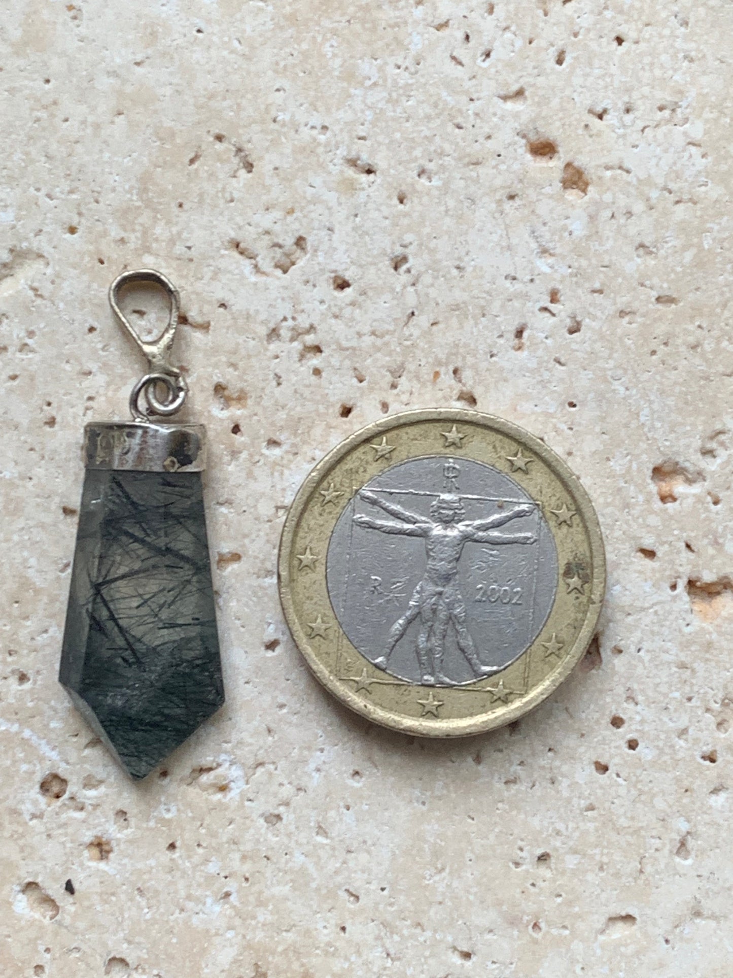 Cristal de roche/ quartz avec inclusions de tourmaline noire ! Pendentif en Argent, 39 mm de hauteur x 12 de largeur x 5 d'épaisseur. Vendu avec cordon réglable de couleur noire !