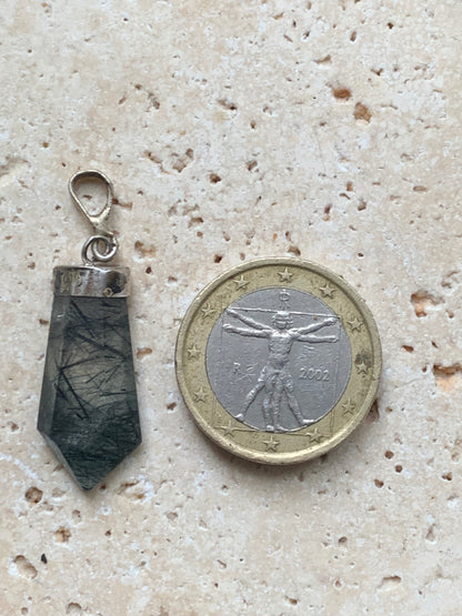 Cristal de roche/ quartz avec inclusions de tourmaline noire ! Pendentif en Argent, 39 mm de hauteur x 12 de largeur x 5 d'épaisseur. Vendu avec cordon réglable de couleur noire !