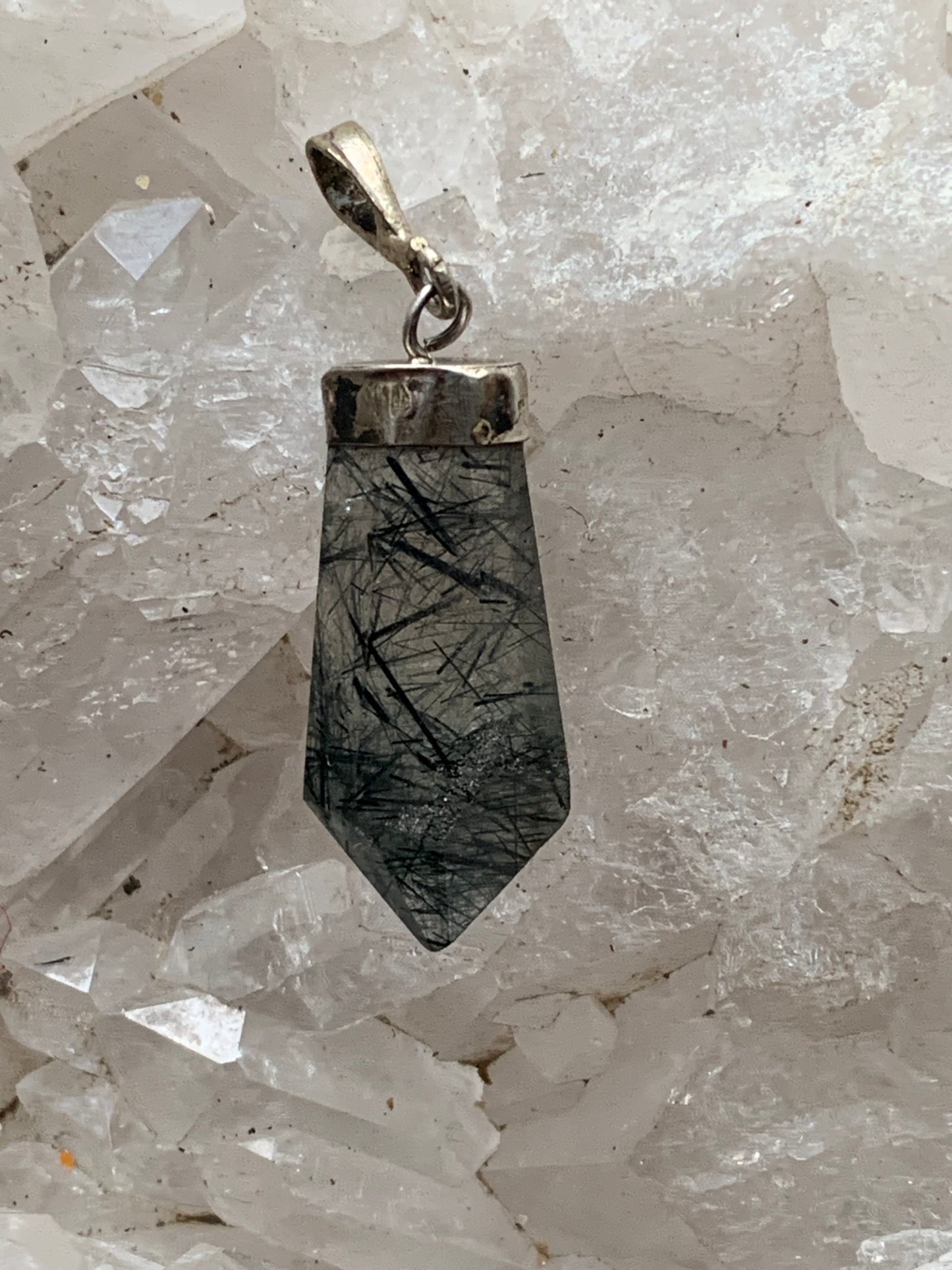 Cristal de roche/ quartz avec inclusions de tourmaline noire ! Pendentif en Argent, 39 mm de hauteur x 12 de largeur x 5 d'épaisseur. Vendu avec cordon réglable de couleur noire !