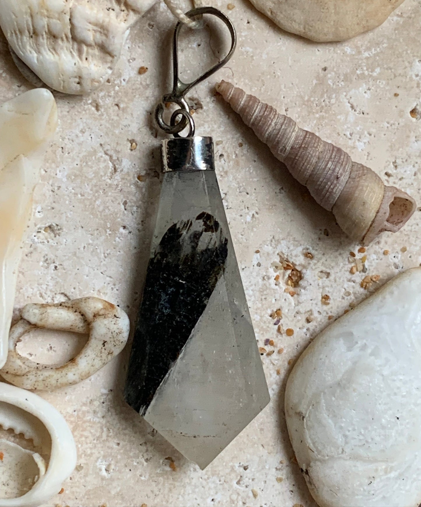 Aigue-marine avec inclusion de tourmaline noire ! Pièce unique en Argent de 50 millimètres de hauteur x 16 millimètres de largeur x 6 d'épaisseur. Vendu avec cordon réglable de couleur noire. Fait au Pakistan !