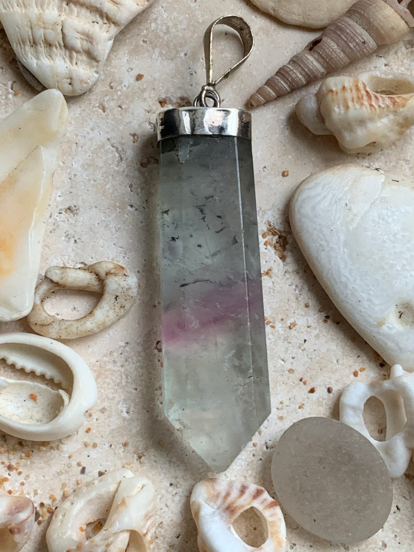 Fluorite multicolore, pièce unique en Argent de 60 millimètres de hauteur x 12 millimètres de largeur x 8 d'épaisseur. Vendu avec un cordon réglable de couleur noire !