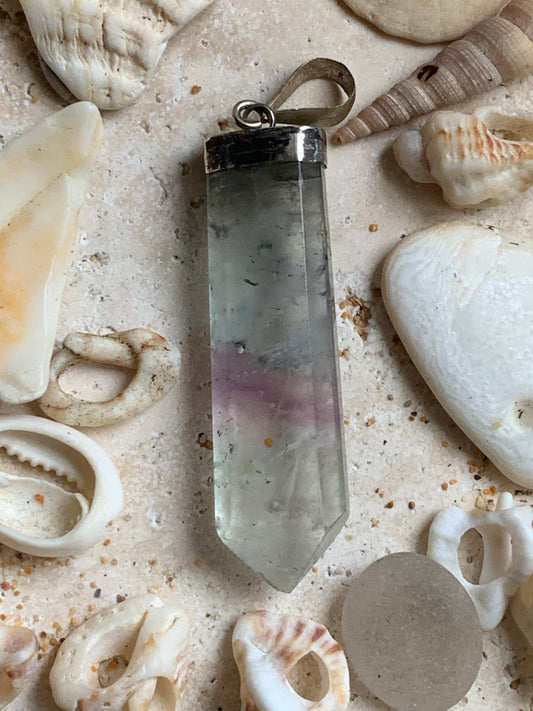 Fluorite multicolore, pièce unique en Argent de 60 millimètres de hauteur x 12 millimètres de largeur x 8 d'épaisseur. Vendu avec un cordon réglable de couleur noire !