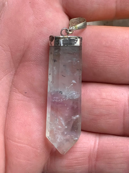 Fluorite multicolore, pièce unique en Argent de 60 millimètres de hauteur x 12 millimètres de largeur x 8 d'épaisseur. Vendu avec un cordon réglable de couleur noire !
