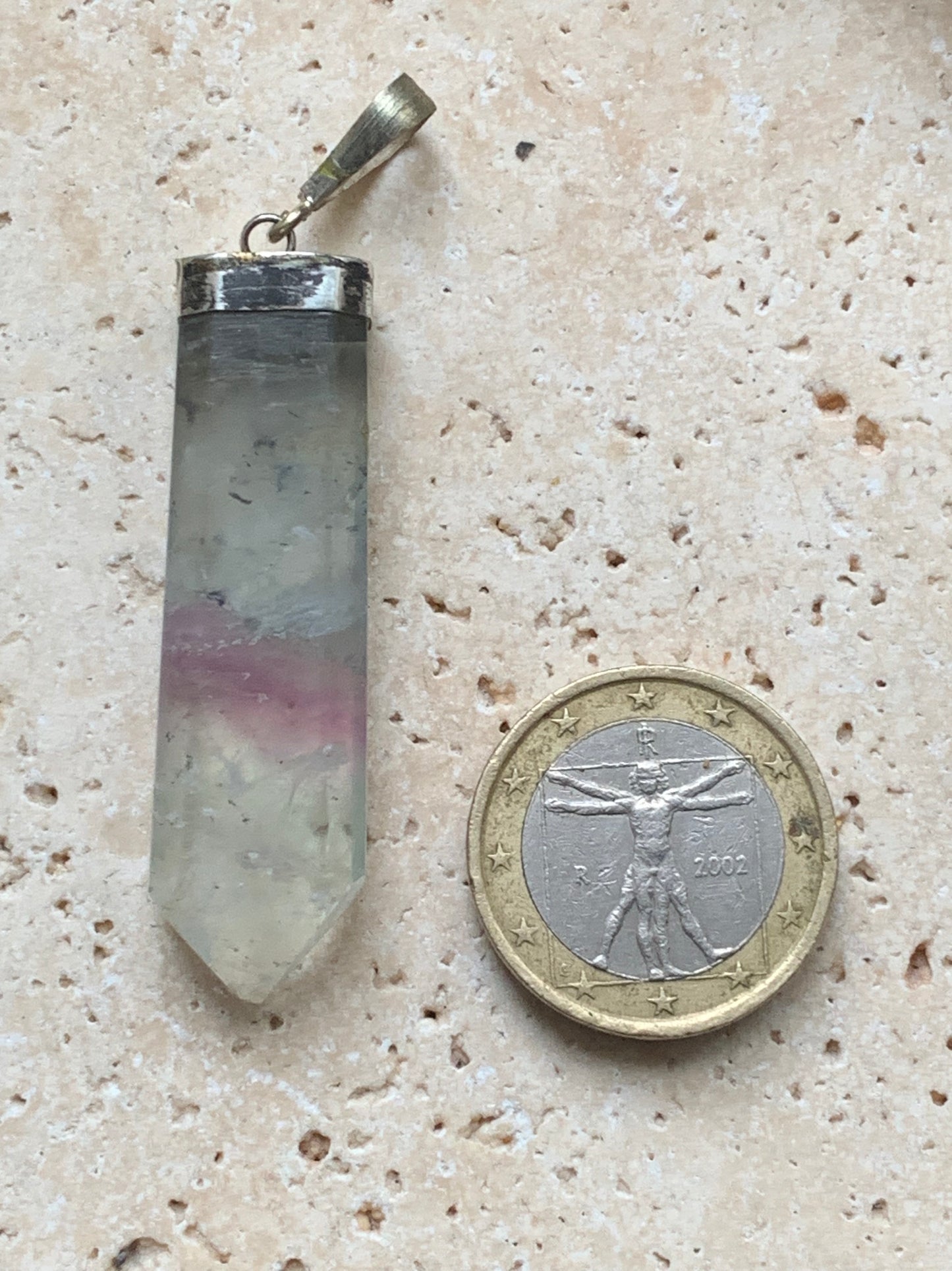 Fluorite multicolore, pièce unique en Argent de 60 millimètres de hauteur x 12 millimètres de largeur x 8 d'épaisseur. Vendu avec un cordon réglable de couleur noire !