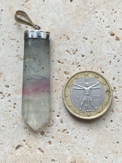 Fluorite multicolore, pièce unique en Argent de 60 millimètres de hauteur x 12 millimètres de largeur x 8 d'épaisseur. Vendu avec un cordon réglable de couleur noire !