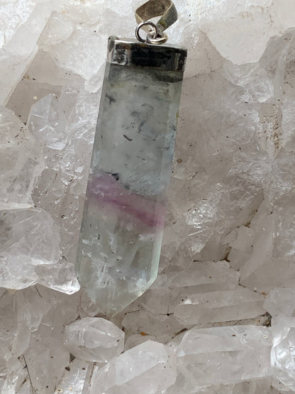 Fluorite multicolore, pièce unique en Argent de 60 millimètres de hauteur x 12 millimètres de largeur x 8 d'épaisseur. Vendu avec un cordon réglable de couleur noire !