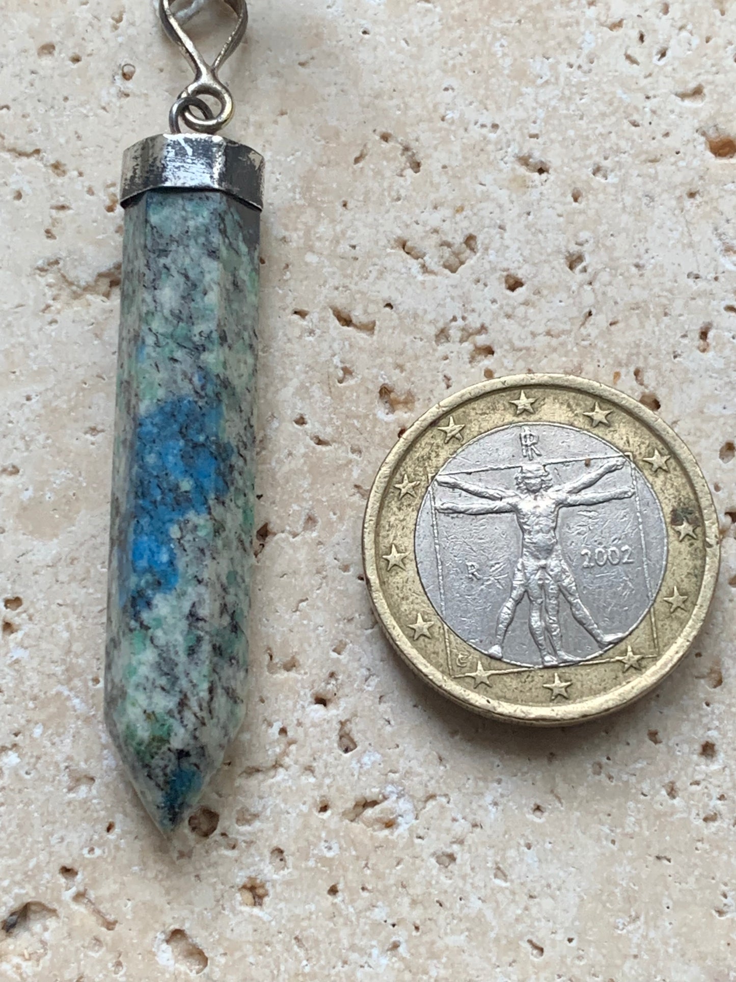 Jaspe K2* (Granit avec Azurite), pièce en Argent 0925 rhodié, de 58 millimètres de hauteur x 8 millimètres de largeur x 8 d'épaisseur. Vendu avec un cordon réglable de couleur noire !