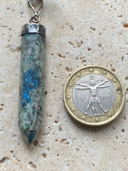 Jaspe K2* (Granit avec Azurite), pièce en Argent 0925 rhodié, de 58 millimètres de hauteur x 8 millimètres de largeur x 8 d'épaisseur. Vendu avec un cordon réglable de couleur noire !