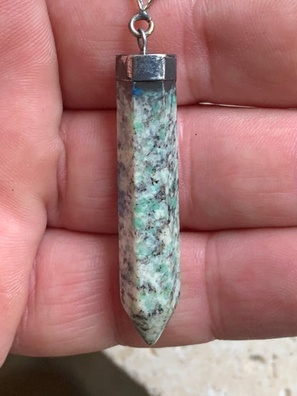 Jaspe K2* (Granit avec Azurite), pièce en Argent 0925 rhodié, de 58 millimètres de hauteur x 8 millimètres de largeur x 8 d'épaisseur. Vendu avec un cordon réglable de couleur noire !