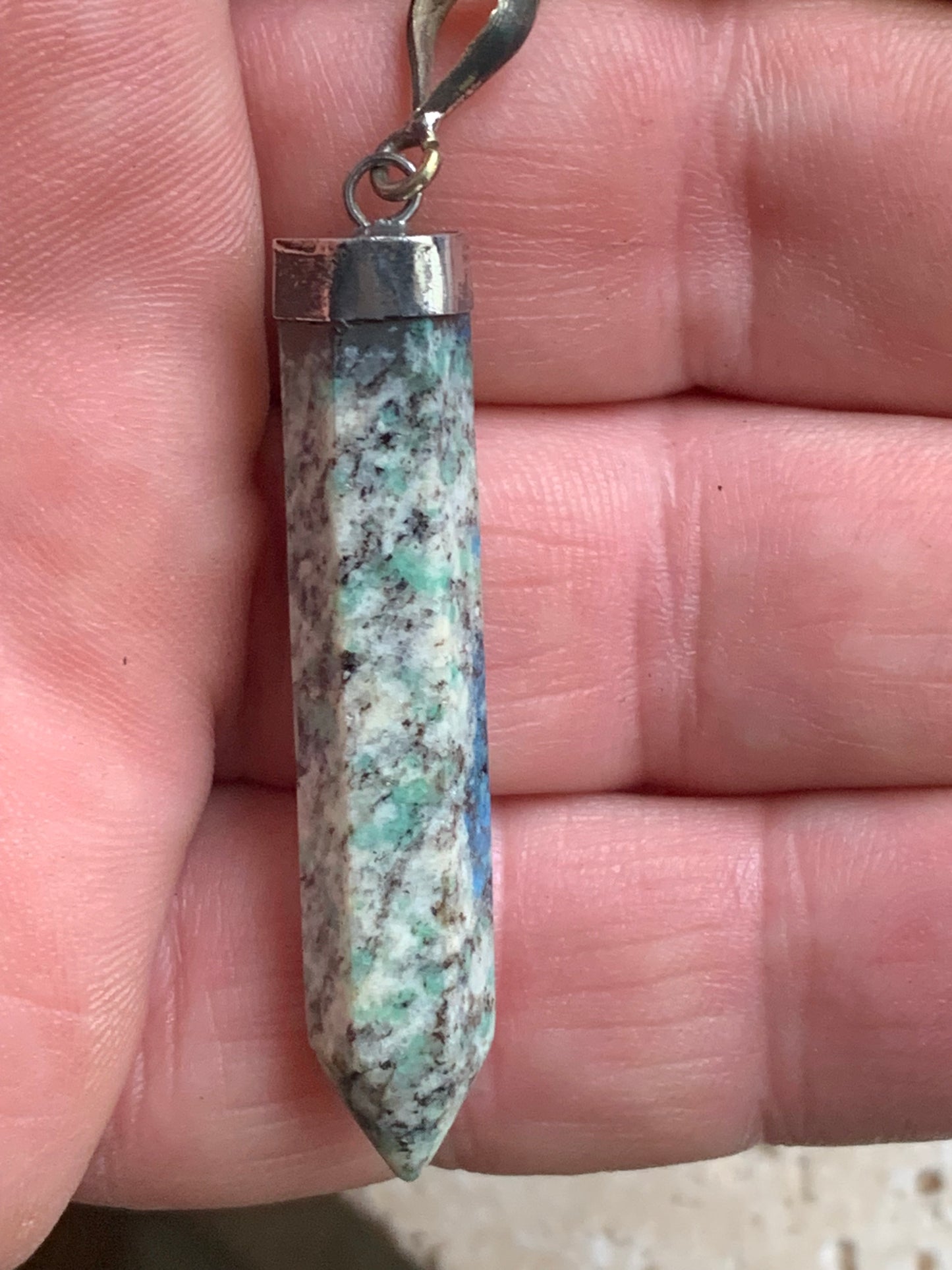 Jaspe K2* (Granit avec Azurite), pièce en Argent 0925 rhodié, de 58 millimètres de hauteur x 8 millimètres de largeur x 8 d'épaisseur. Vendu avec un cordon réglable de couleur noire !