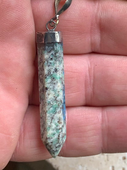 Jaspe K2* (Granit avec Azurite), pièce en Argent 0925 rhodié, de 58 millimètres de hauteur x 8 millimètres de largeur x 8 d'épaisseur. Vendu avec un cordon réglable de couleur noire !