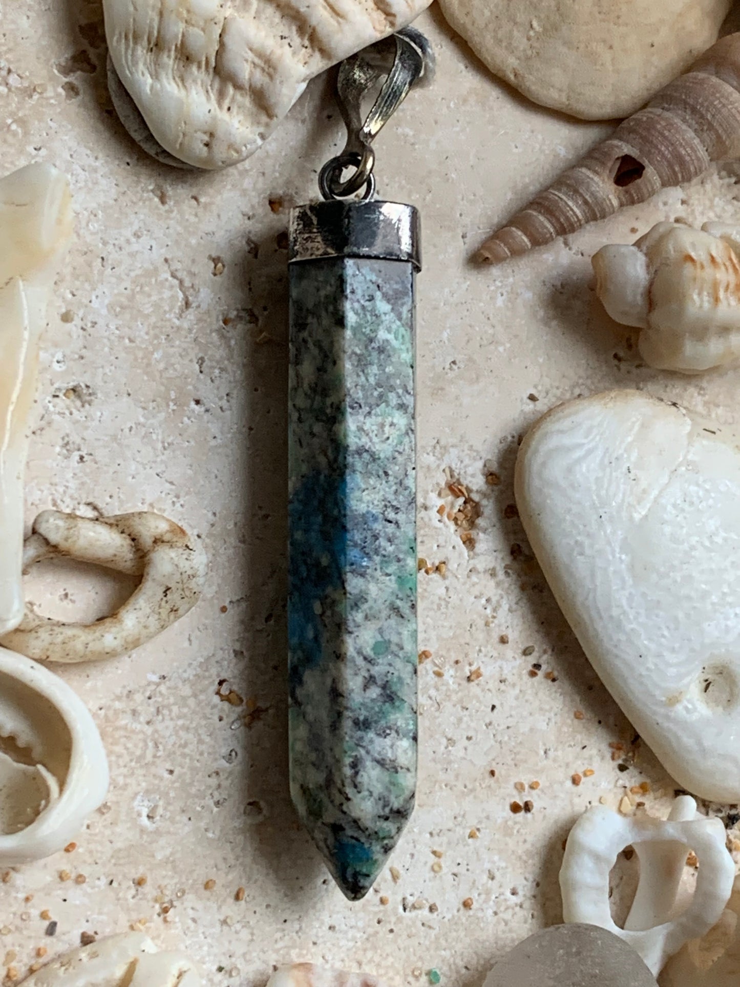 Jaspe K2* (Granit avec Azurite), pièce en Argent 0925 rhodié, de 58 millimètres de hauteur x 8 millimètres de largeur x 8 d'épaisseur. Vendu avec un cordon réglable de couleur noire !