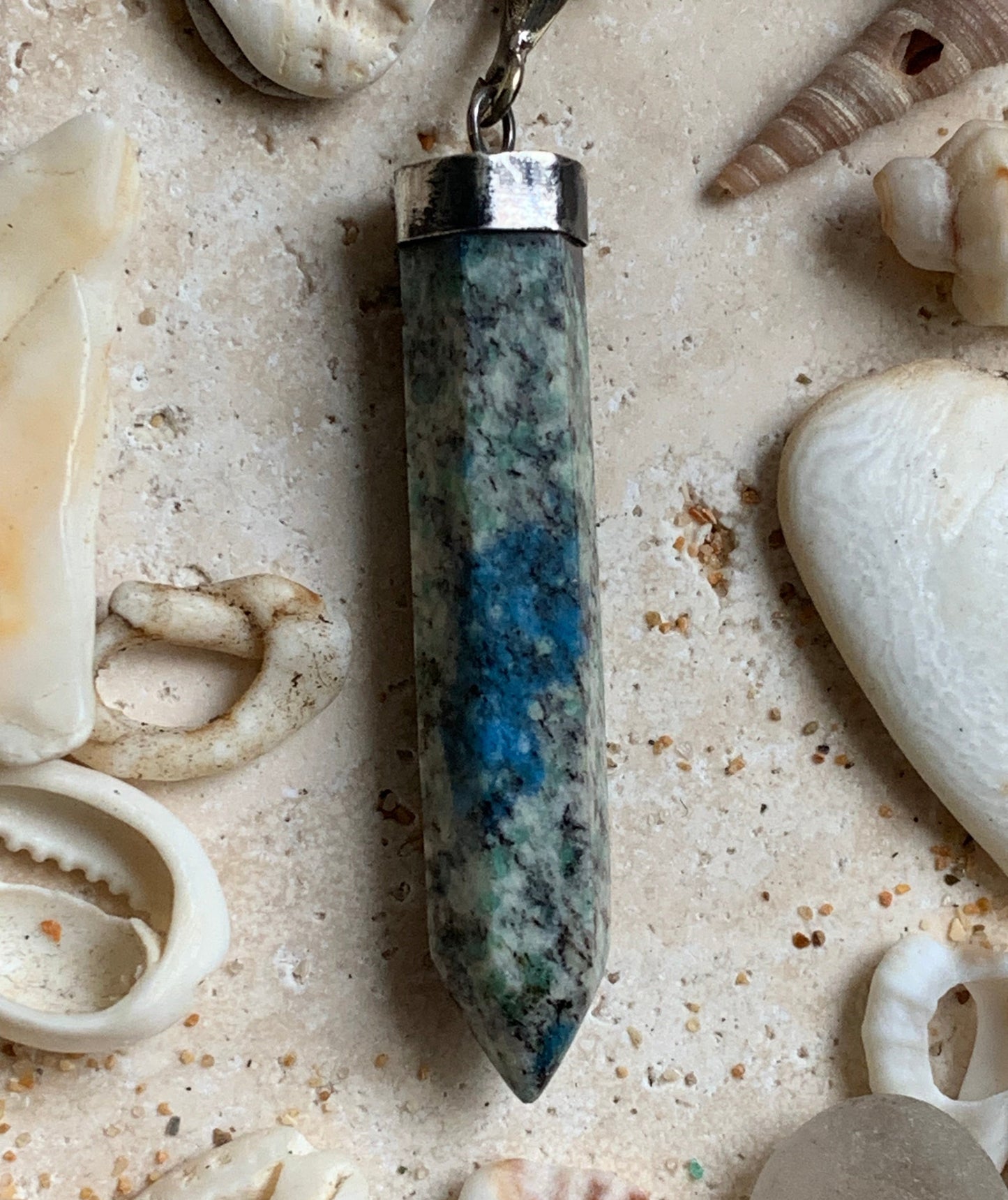 Jaspe K2* (Granit avec Azurite), pièce en Argent 0925 rhodié, de 58 millimètres de hauteur x 8 millimètres de largeur x 8 d'épaisseur. Vendu avec un cordon réglable de couleur noire !