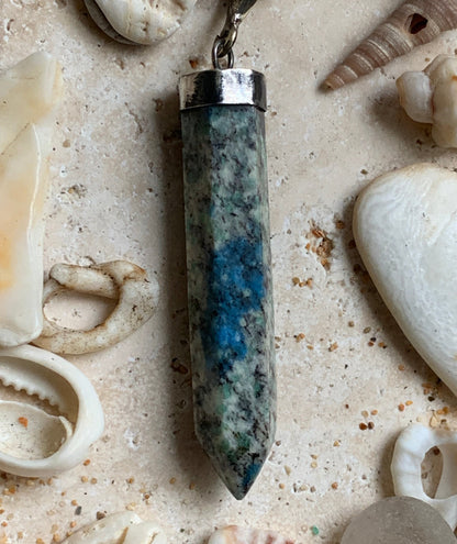 Jaspe K2* (Granit avec Azurite), pièce en Argent 0925 rhodié, de 58 millimètres de hauteur x 8 millimètres de largeur x 8 d'épaisseur. Vendu avec un cordon réglable de couleur noire !