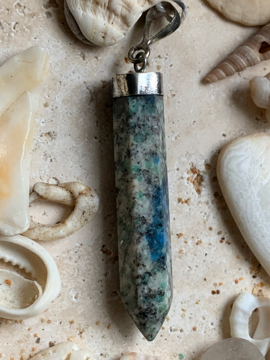Jaspe K2* (Granit avec Azurite), pièce en Argent 0925 rhodié, de 58 millimètres de hauteur x 8 millimètres de largeur x 8 d'épaisseur. Vendu avec un cordon réglable de couleur noire !