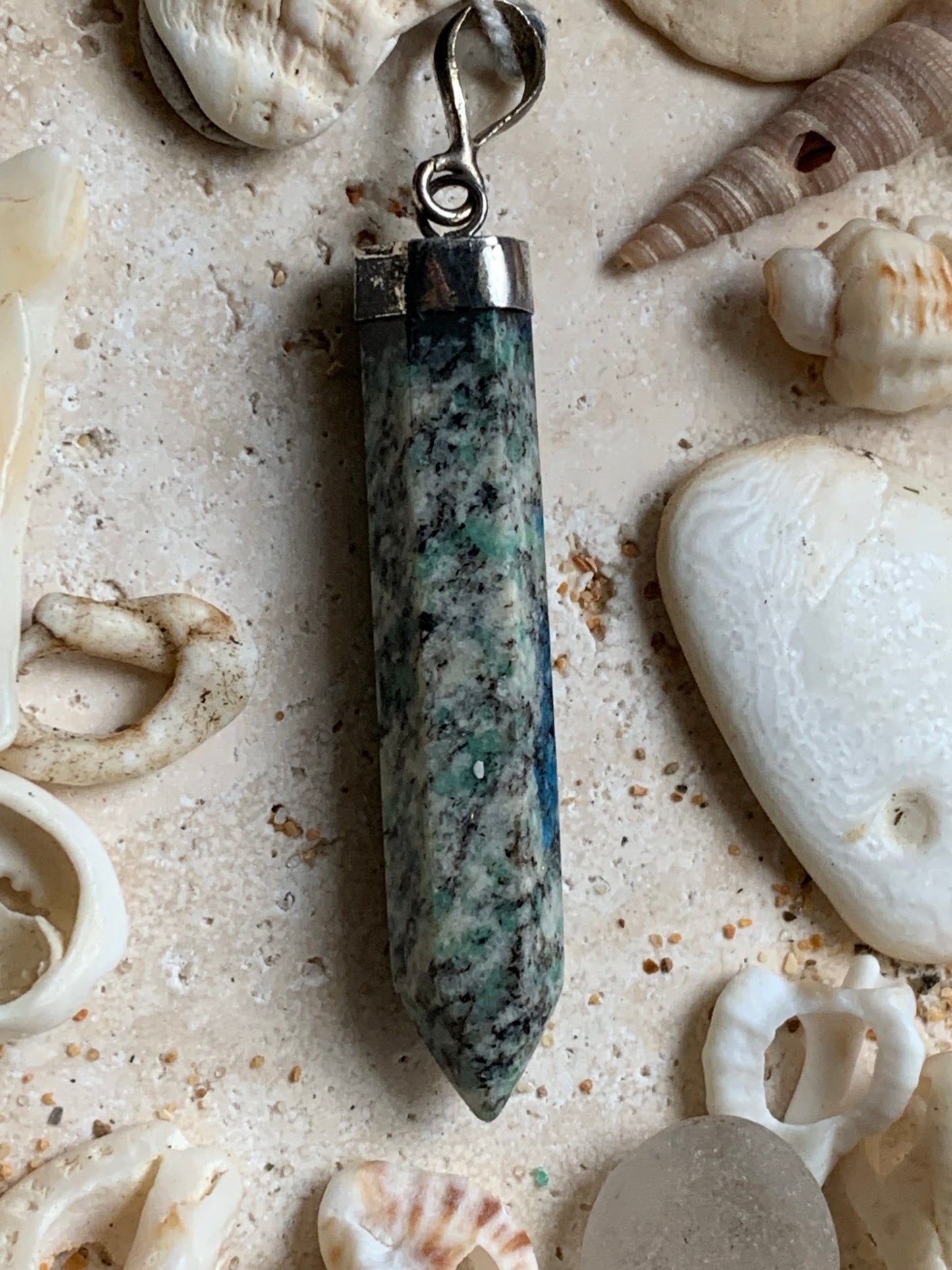 Jaspe K2* (Granit avec Azurite), pièce en Argent 0925 rhodié, de 58 millimètres de hauteur x 8 millimètres de largeur x 8 d'épaisseur. Vendu avec un cordon réglable de couleur noire !