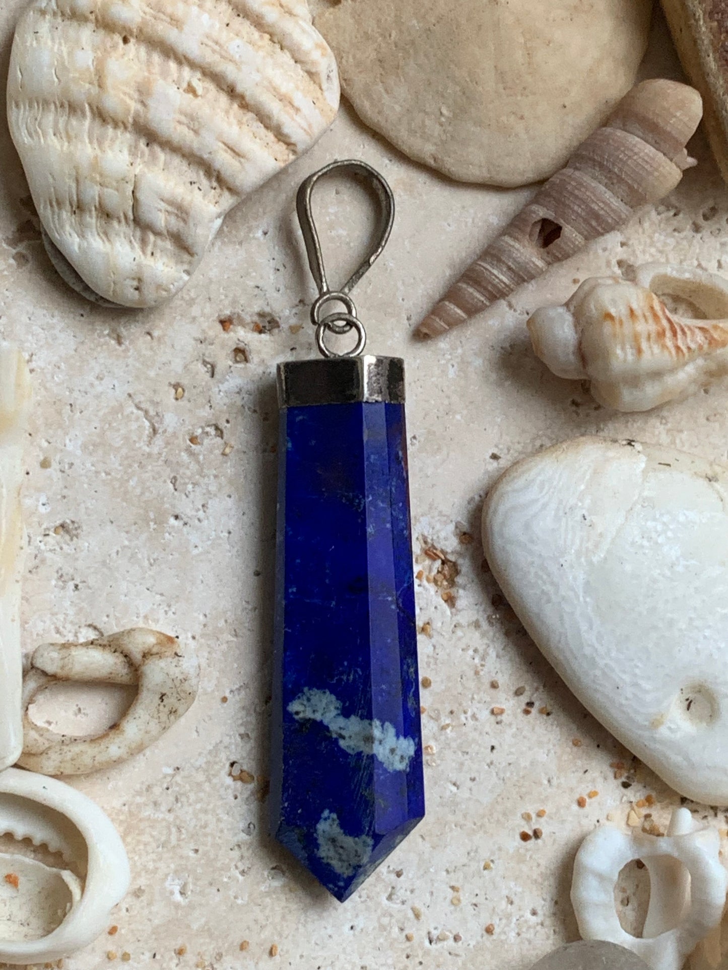 Lapis lazuli, pièce unique en Argent de 52 millimètres de hauteur x 11 millimètres de largeur x 6 d'épaisseur. Vendu avec un cordon réglable de couleur noire !