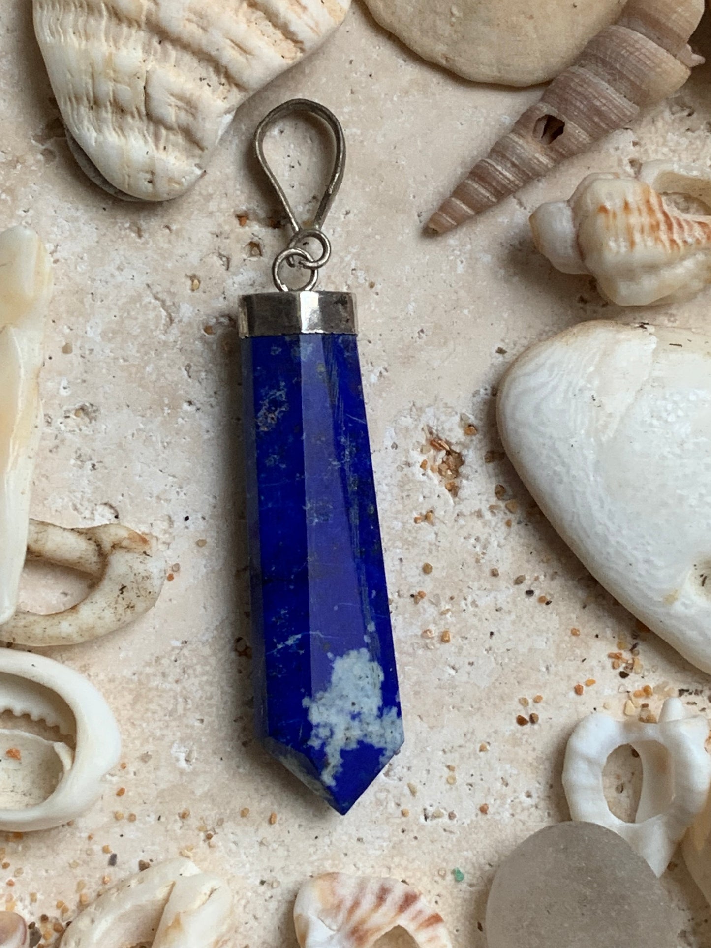 Lapis lazuli, pièce unique en Argent de 52 millimètres de hauteur x 11 millimètres de largeur x 6 d'épaisseur. Vendu avec un cordon réglable de couleur noire !