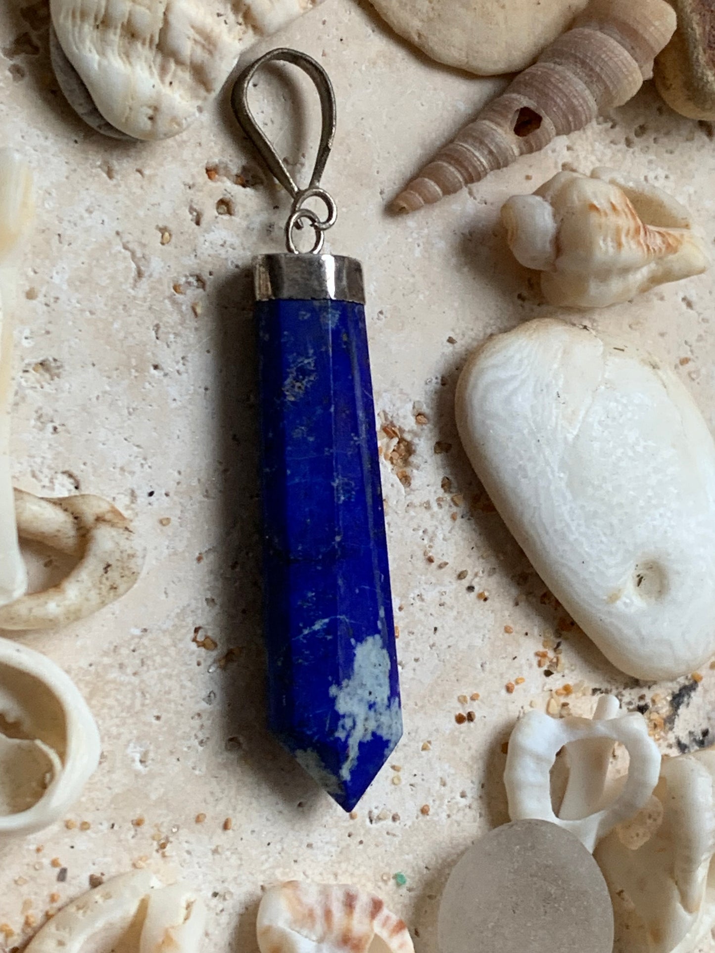 Lapis lazuli, pièce unique en Argent de 52 millimètres de hauteur x 11 millimètres de largeur x 6 d'épaisseur. Vendu avec un cordon réglable de couleur noire !