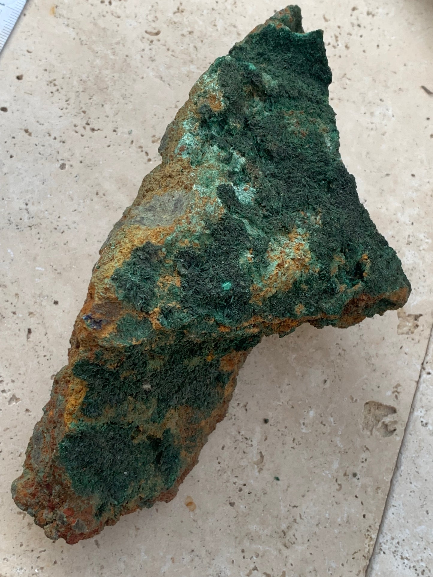 Brochantite, spécimen naturel brut de 160 x 90 x 90 mm - 872 grammes !