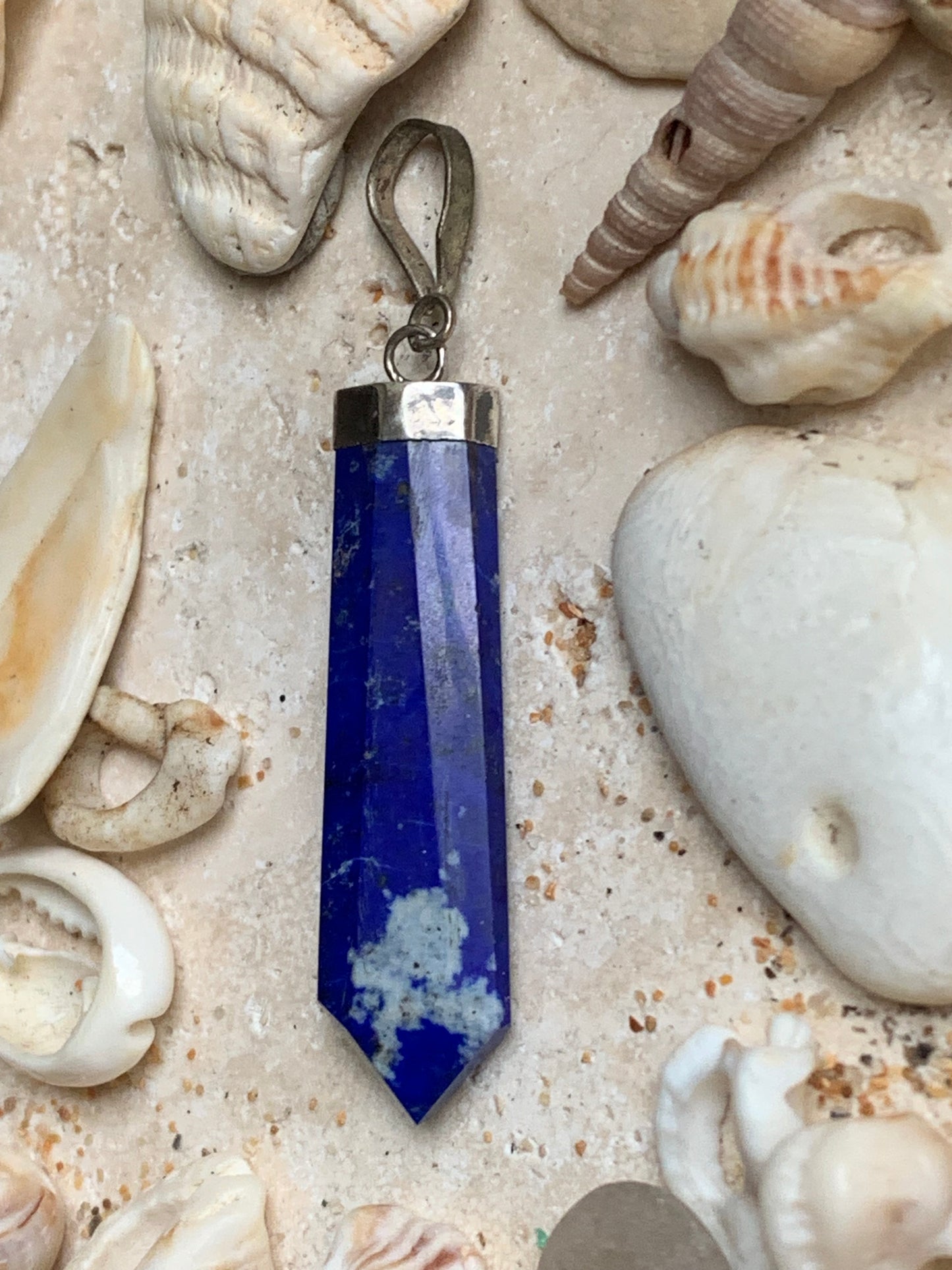 Lapis lazuli, pièce unique en Argent de 52 millimètres de hauteur x 11 millimètres de largeur x 6 d'épaisseur. Vendu avec un cordon réglable de couleur noire !