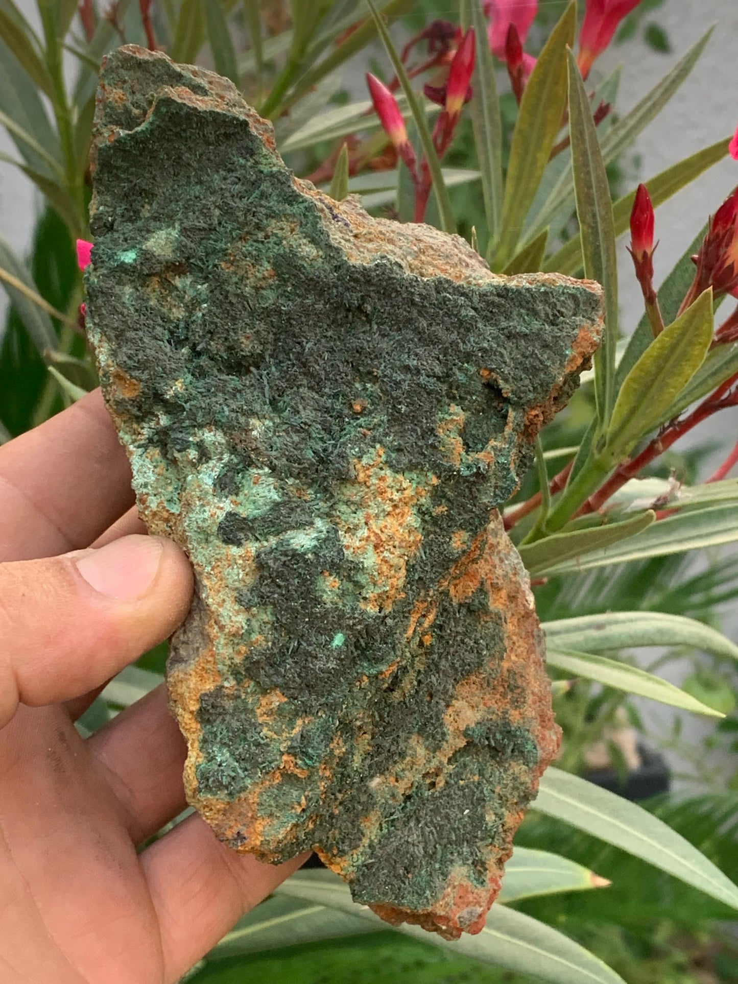 Brochantite, spécimen naturel brut de 160 x 90 x 90 mm - 872 grammes !