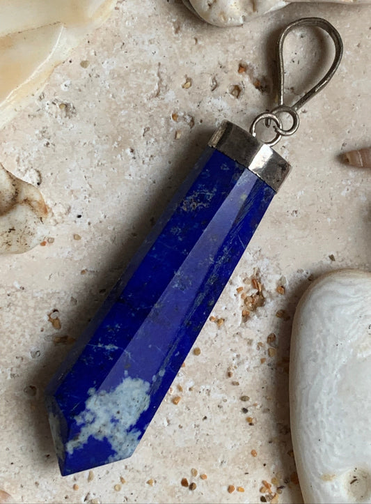 Lapis lazuli, pièce unique en Argent de 52 millimètres de hauteur x 11 millimètres de largeur x 6 d'épaisseur. Vendu avec un cordon réglable de couleur noire !