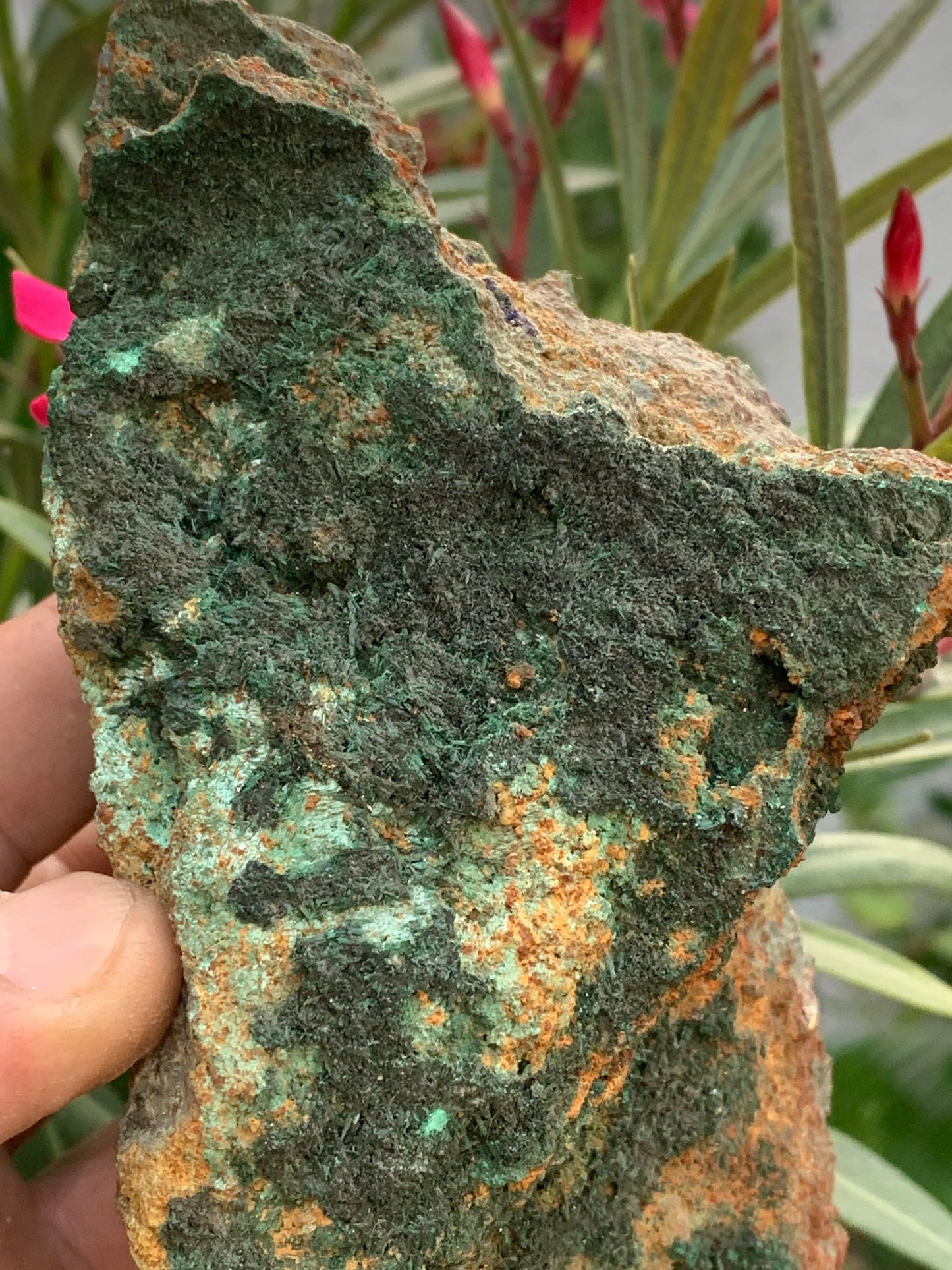 Brochantite, spécimen naturel brut de 160 x 90 x 90 mm - 872 grammes !
