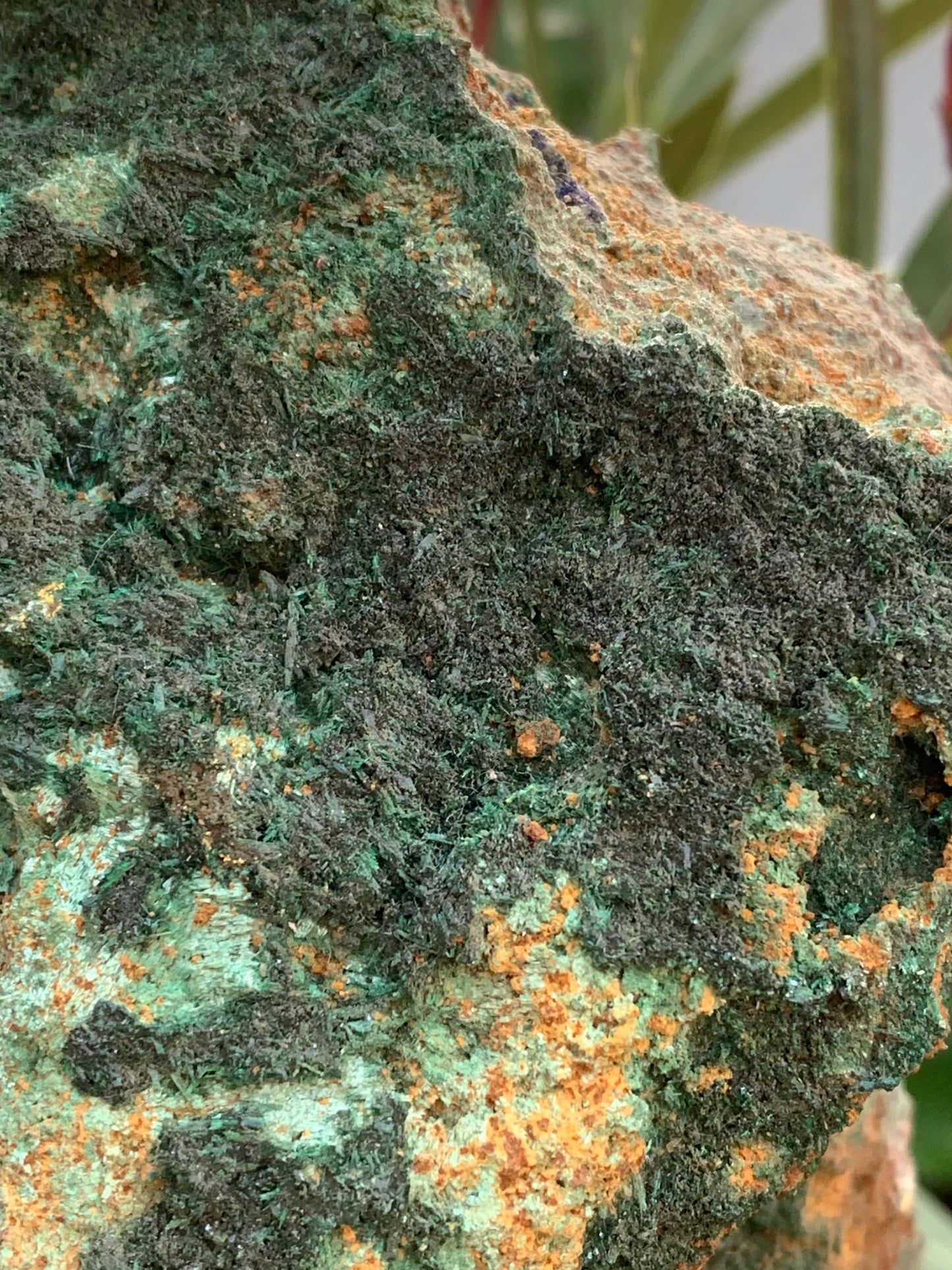 Brochantite, spécimen naturel brut de 160 x 90 x 90 mm - 872 grammes !