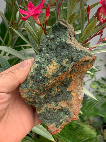 Brochantite, spécimen naturel brut de 160 x 90 x 90 mm - 872 grammes !