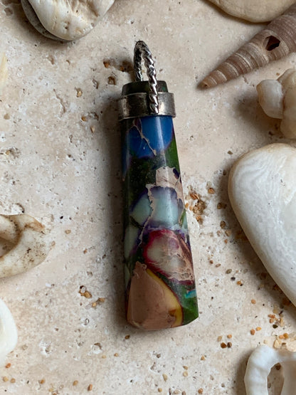 Jaspe/ Agate atypique rare, pièce unique en Argent de 40x9x7mm. Vendu avec un cordon réglable de couleur noire ! Fait par Gem et Zen