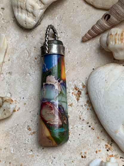 Jaspe/ Agate atypique rare, pièce unique en Argent de 40x9x7mm. Vendu avec un cordon réglable de couleur noire ! Fait par Gem et Zen
