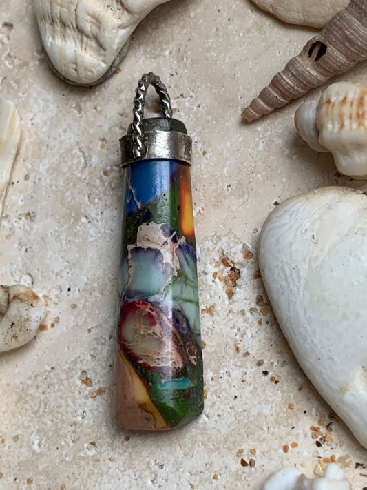 Jaspe/ Agate atypique rare, pièce unique en Argent de 40x9x7mm. Vendu avec un cordon réglable de couleur noire ! Fait par Gem et Zen