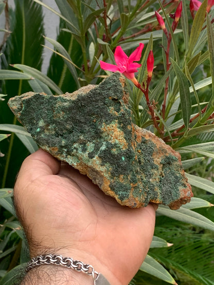 Brochantite, spécimen naturel brut de 160 x 90 x 90 mm - 872 grammes !