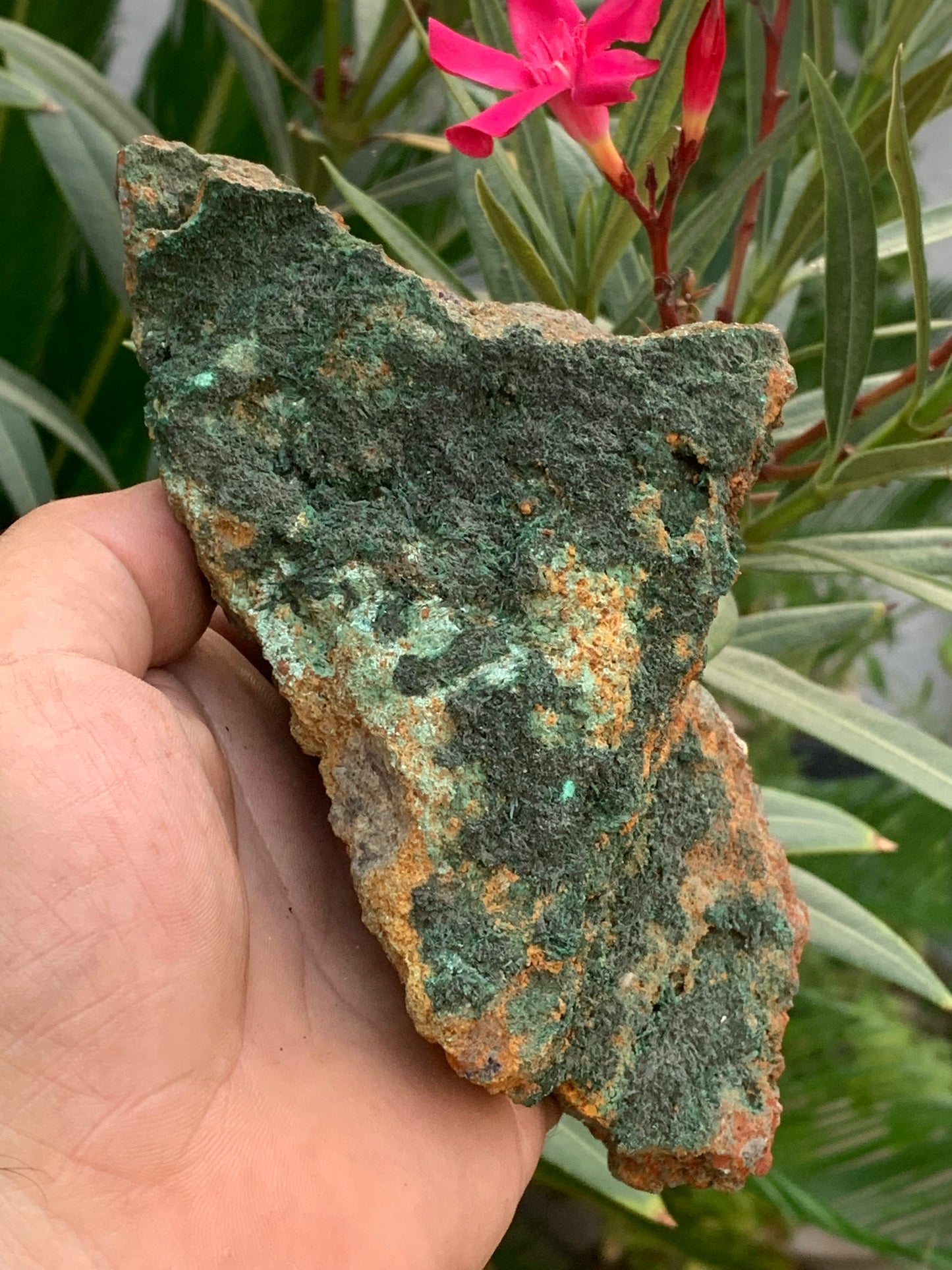 Brochantite, spécimen naturel brut de 160 x 90 x 90 mm - 872 grammes !