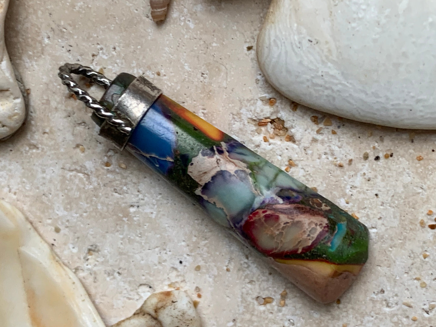 Jaspe/ Agate atypique rare, pièce unique en Argent de 40x9x7mm. Vendu avec un cordon réglable de couleur noire ! Fait par Gem et Zen